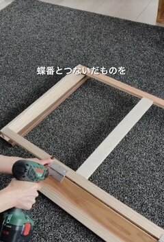リビングの鏡の裏がごちゃごちゃ…蝶番付きの収納扉にリメイクするDIY