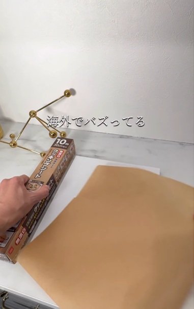 変身前のクッキングシートと白いキャンバス