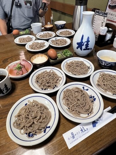 皿ごとに食べ方を変える出石そばと薬味