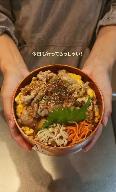 完成した「豚こま甘酢丼弁当」