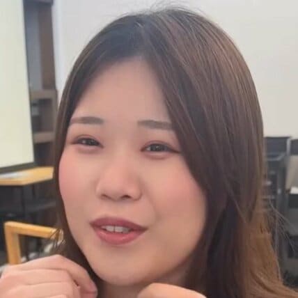 【大変身】丸顔に悩む女性が顔まわりカットで大胆イメチェン！可愛らしい仕上がりに笑顔