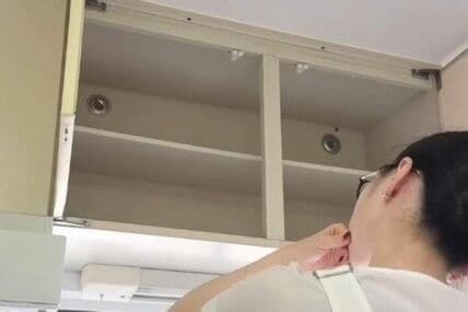 開けるのが億劫だった「キッチンの吊戸棚の扉」が大変身　つっぱり棒×カーテンですっきり目隠し