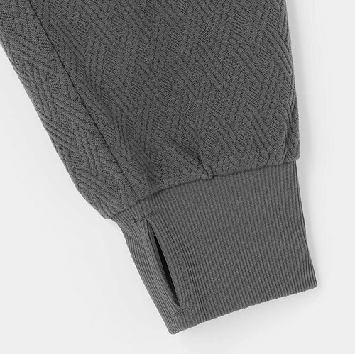 サムホールで指を通せばとってもかわいいシルエットに