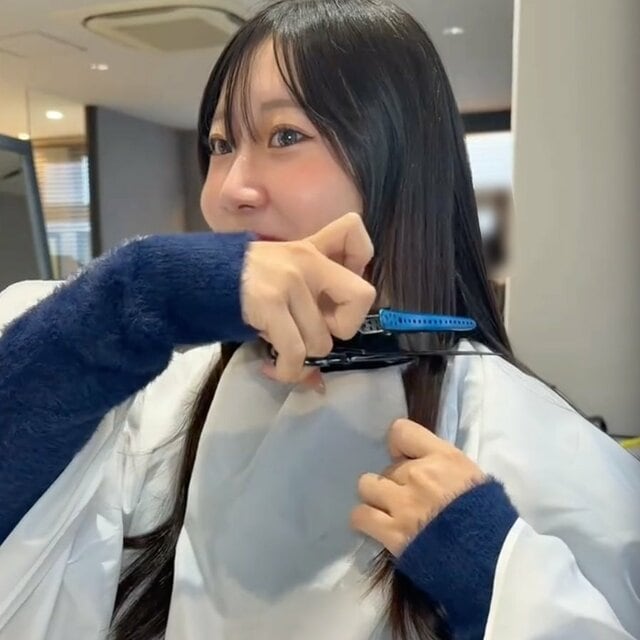 【大変身】「今日は姉の紹介で」ロングヘアの妹が姉真似して大胆カットに挑戦→激カワ姿に美容師「お姉ちゃんそっくり！」