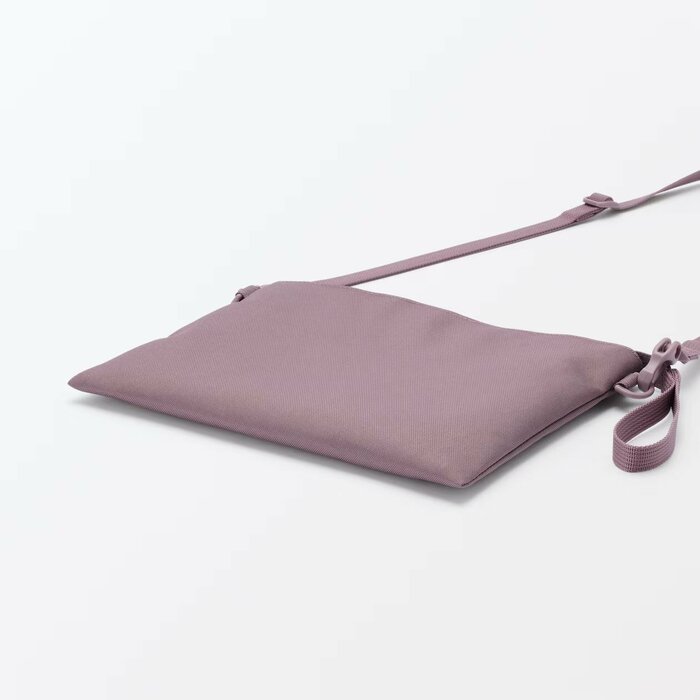 無印良品の「撥水 再生ポリエステル サコッシュ」と「撥水ミニサコッシュ」