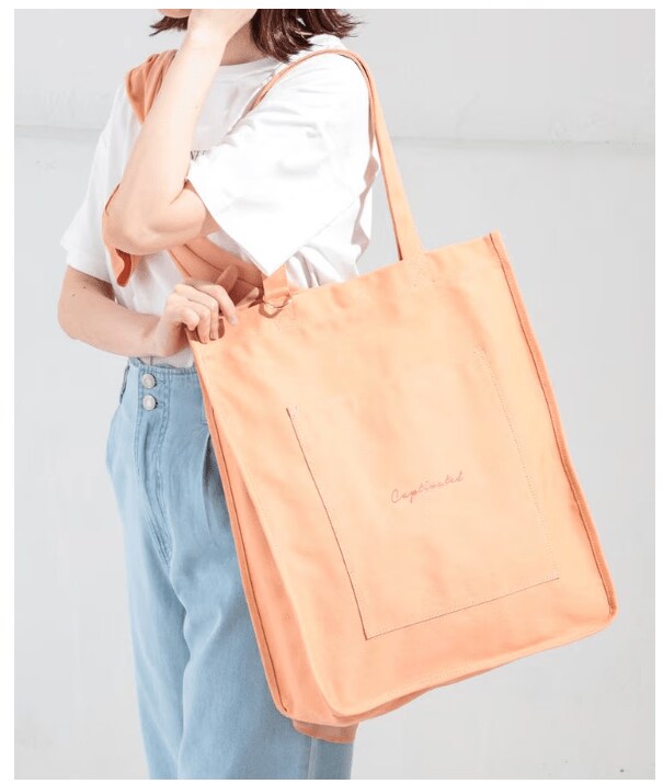 小物の整理に便利な多ポケット仕様