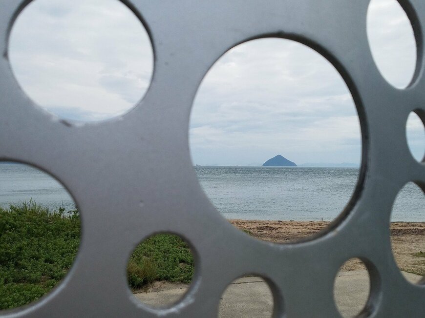 作品の向こうに見える島