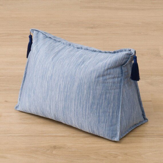 出所：ニトリ公式通販ニトリネット トライアングルクッション(TC-2311 Nクール)