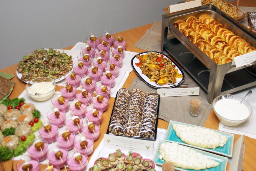 リトアニア料理も振る舞われ、参加者は料理の説明が書かれたカードを見ながら味わっていた