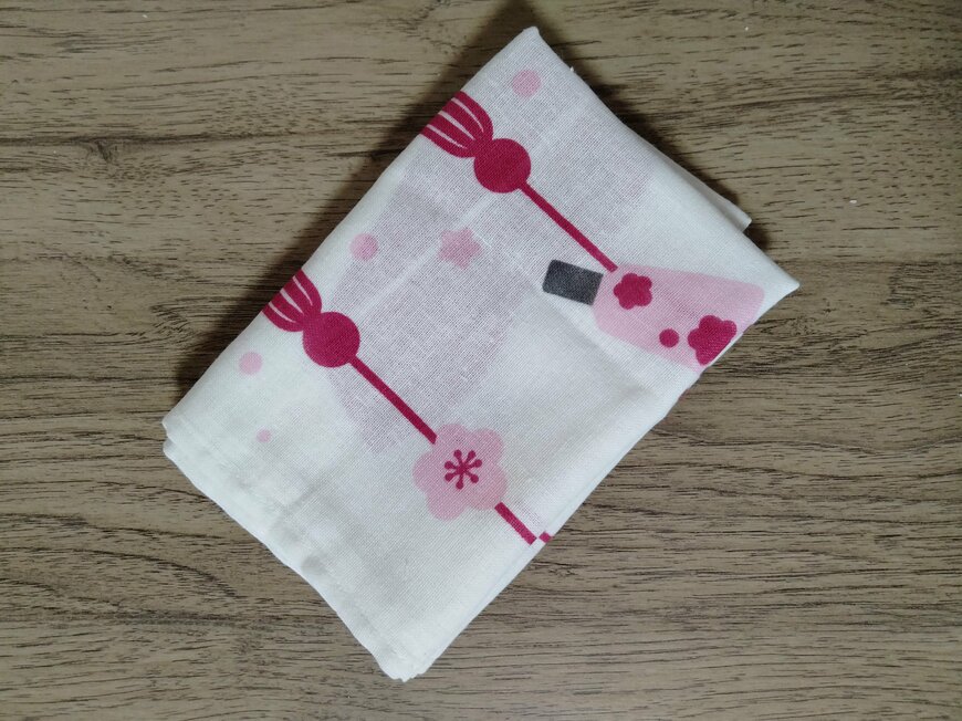 筆者撮影（セリア、ひなまつり手ぬぐい風タオル つるし雛柄）