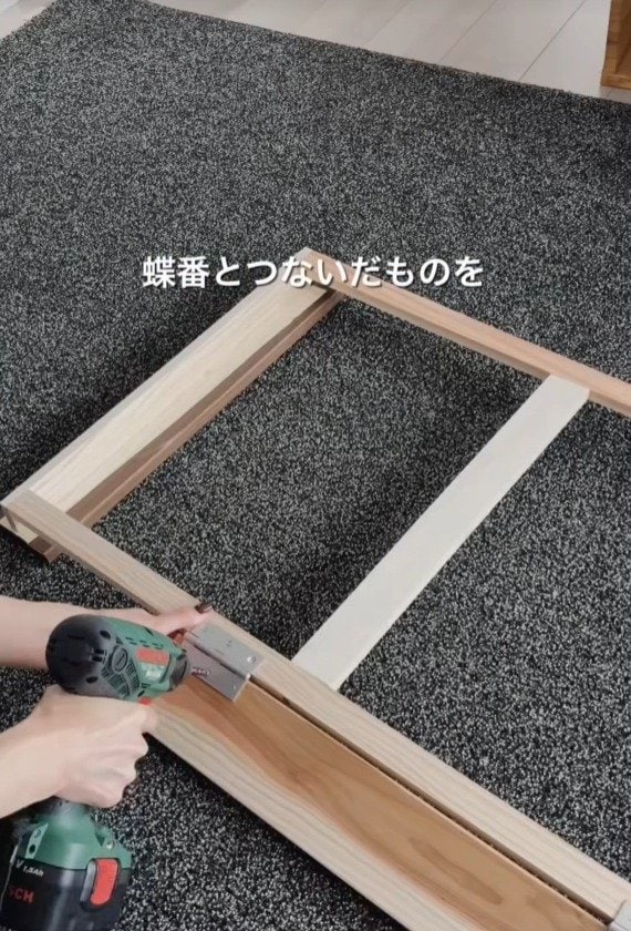 リビングの鏡の裏がごちゃごちゃ…蝶番付きの収納扉にリメイクするDIY