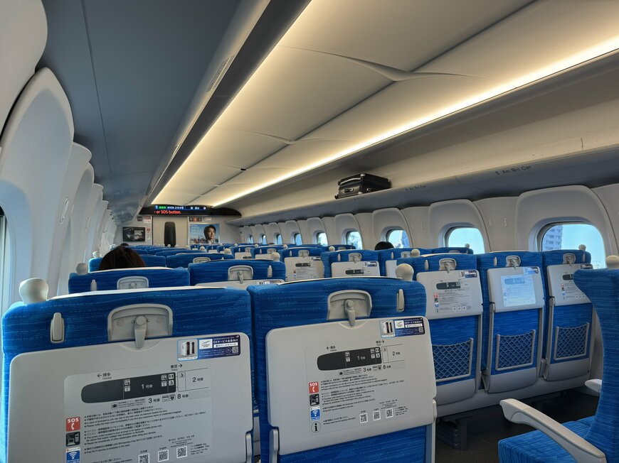 連休最終日早朝の新幹線車内
