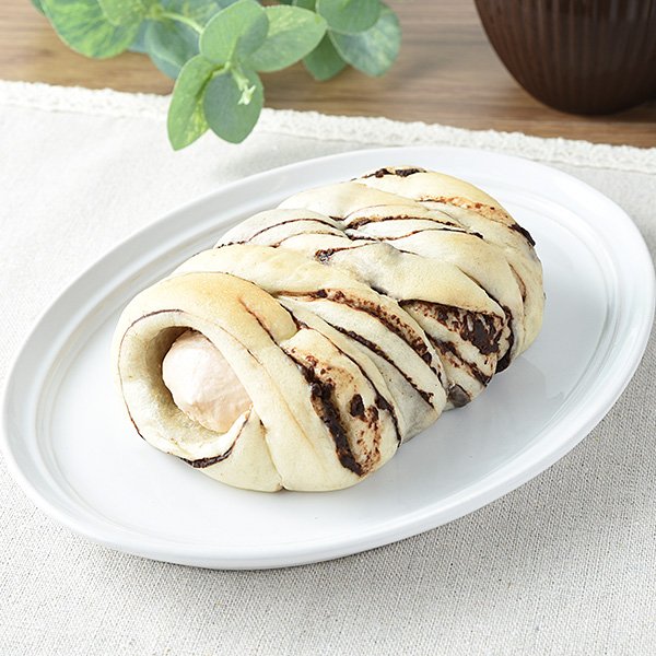 ファミリーマートの新商品:たっぷりホイップコロネ（チョコ）