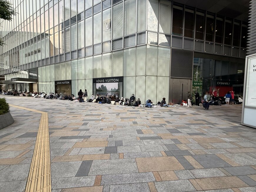 大丸東京前にできた大行列