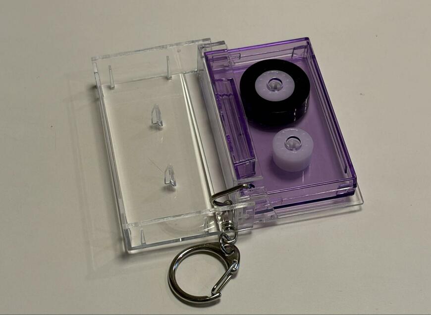 ダイソー、キーホルダー（カセットテープ風、開閉可能）名の画像