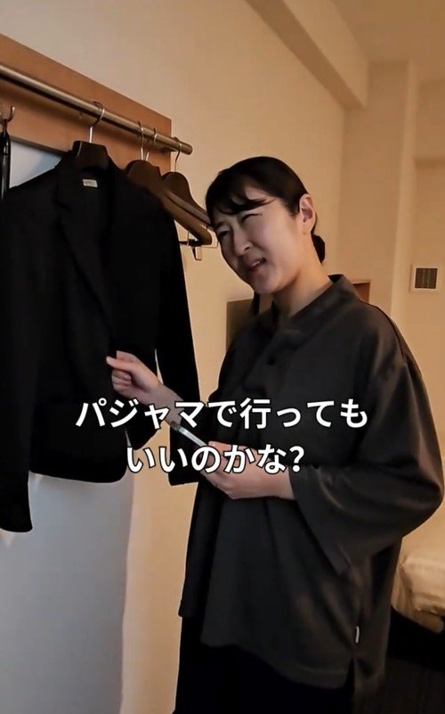 朝食会場の服装に悩む女性