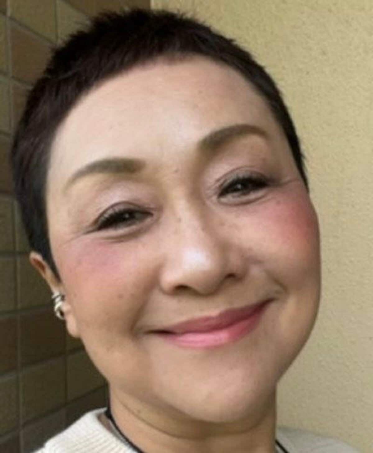 【64歳マダム】が着こなす「デニムジャケット×グリーンのロングスカート」が素敵 上品でおしゃれな大人のカジュアルコーデが完成 年金受給生活者の ...