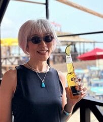 【50代マダムの旅コーデ】柄スカートを主役にした「大人のリラックススタイル」で鎌倉散歩！スニーカーを合わせたかっこいい着こなしに魅了