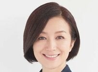57歳 鈴木京香 ボルドーのノースリドレス姿にSNS衝撃「わぁ素敵」「息が止まりました…っ」「優雅なオーラ。これぞ女優」