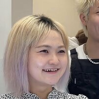 観劇のためにヘアカラーをオリーブに。明るくも落ち着いた印象にイメージチェンジした女性「バッチリです！」とグッドサイン