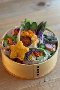 【カフェ弁当】女子高校生が喜ぶ！ラップサンドのお弁当が話題