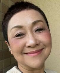 【64歳マダム】が着こなす「デニムジャケット×グリーンのロングスカート」が素敵　上品でおしゃれな大人のカジュアルコーデが完成