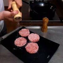 見た目も味も本格的！父が高校生息子に作る【ハンバーガー弁当】丁寧に紙に包んでポテトまで添えたお店レベルのお弁当に注目