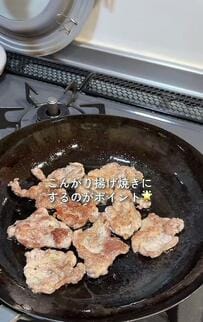 【豚こま油淋豚弁当】「え、これ豚こま？」ネギだれをたっぷりからめた揚げ焼き豚がご飯にどどん