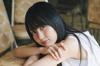 乃木坂46賀喜遥香 超ミニ美脚全開＆脇チラ白ワンピ！超美麗グラビア＆表紙公開