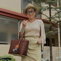 【64歳マダム】UNIQLOのタンクトップで晩夏のおしゃれな「ベージュワントーンコーデ」