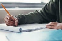 朝から「勉強をしている受験生」に緊急事態　勉強がはかどらない「机の状態」に注目集まる