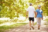 「生活苦しい」というシニアが5割超の現実。70歳代の夫婦世帯の「平均貯蓄額」やリアルな「家計収支」を解説