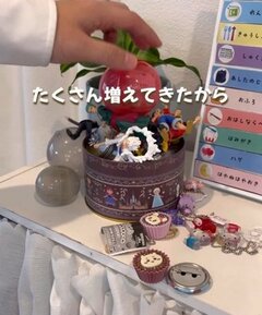 【100均DIY】セリアの〈アイアンフレーム・木板・突っ張り棒・カーテンリング〉を使って、カプセルトイを可愛く飾れる〈壁掛け収納〉が完成！