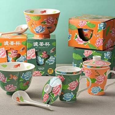 カルディの台湾デザイン「茶こし付マグ＆どんぶりれんげセット」今年も