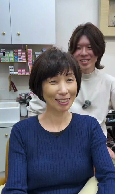 前髪があり、丸みを持たせたひし形シルエットのショートボブ