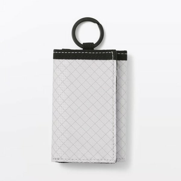 ミニマル派に「撥水 リップストップ ミニウォレット」（1490円）