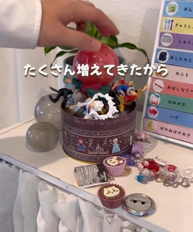 【100均DIY】セリアの〈アイアンフレーム・木板・突っ張り棒・カーテンリング〉を使って、カプセルトイを可愛く飾れる〈壁掛け収納〉が完成！