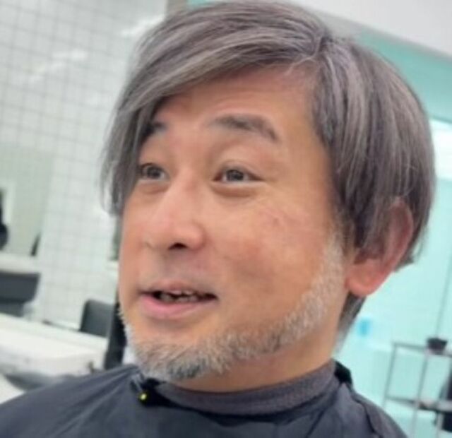 「イケオジ！」まだらに生える白髪に悩む男性のヘアカット。隠すのではなく白髪を活かすお任せスタイルに仕上げた変化と仕上がりに「ちょいワル男子！」「カッコイイ！」の声