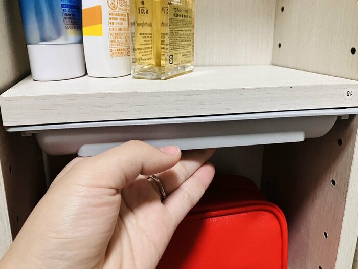 引き出し本体を手でしっかりと圧着します