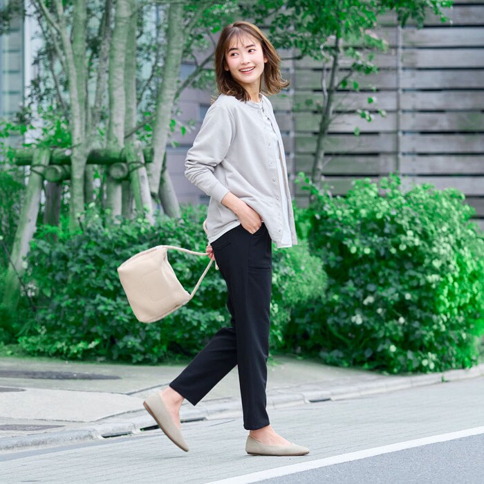 パンツにもスカートにも合わせやすいシンプルデザイン