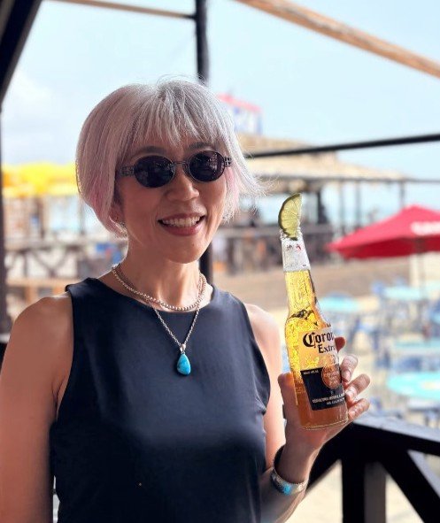 【50代マダムの旅コーデ】柄スカートを主役にした「大人のリラックススタイル」で鎌倉散歩！スニーカーを合わせたかっこいい着こなしに魅了