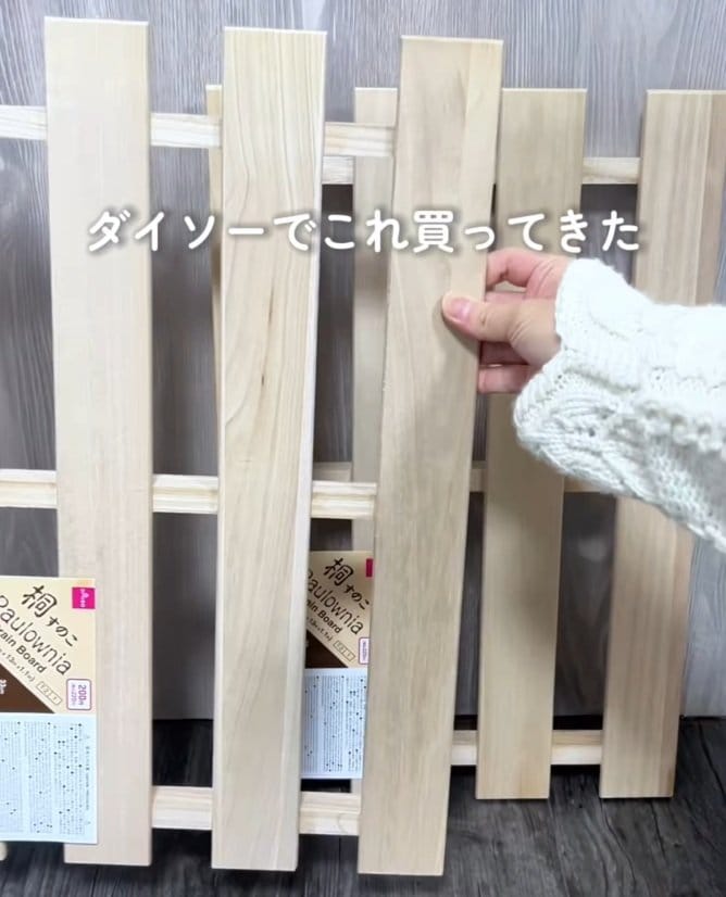 【100均DIY】ダイソーの「すのこ」で、散らかったベッドが劇的変身！「もっと早く作ればよかった」と後悔するほど便利すぎる