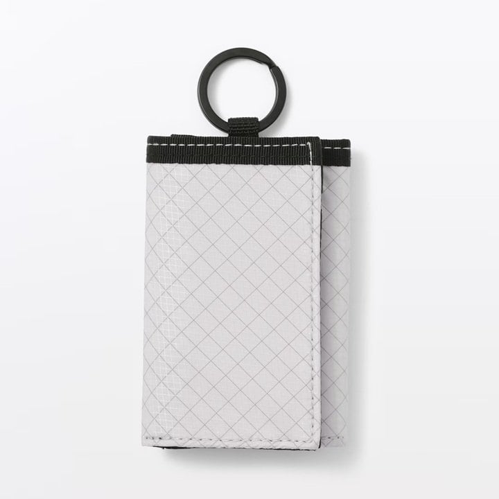 ミニマル派に「撥水 リップストップ ミニウォレット」（1490円）