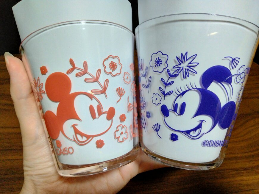 出所：筆者撮影（ダイソー、「ミッキー＆ミニー」のコップ）