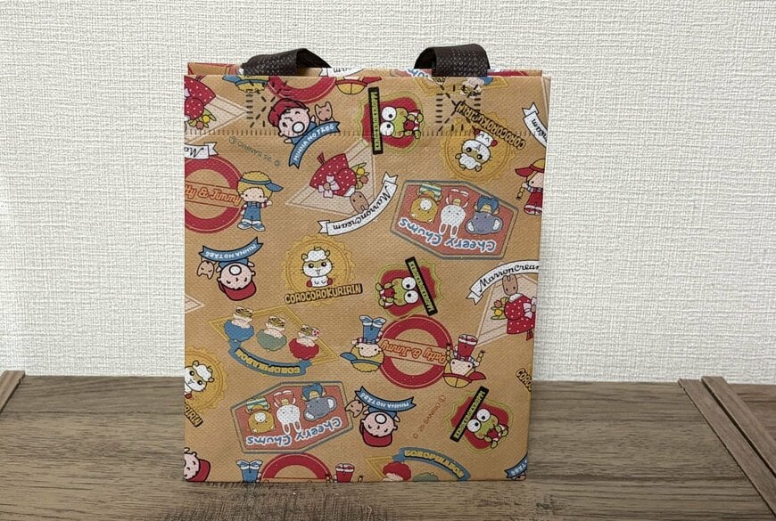 筆者撮影（ダイソー、デイリートートバッグＳ　スクエア　サンリオキャラクターズ　レトロ）