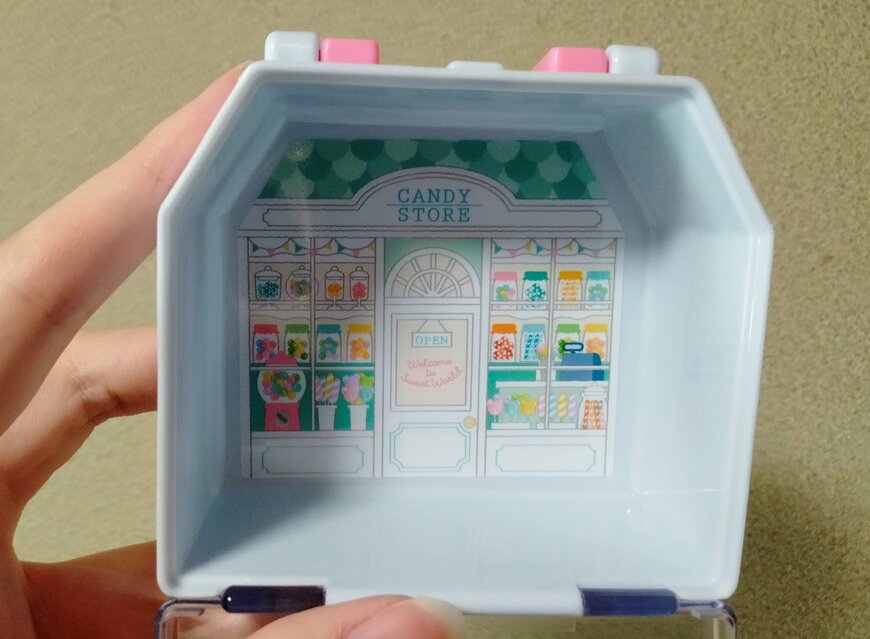 筆者撮影（セリア、おうち型ケース スイーツショップ）