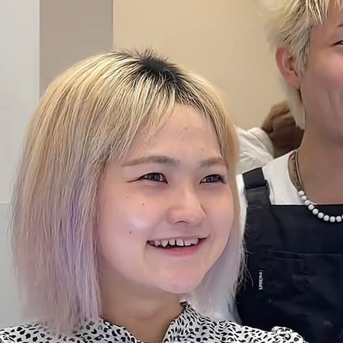 観劇のためにヘアカラーをオリーブに。明るくも落ち着いた印象にイメージチェンジした女性「バッチリです！」とグッドサイン
