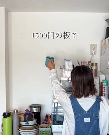 「真似したい！」主婦が築30年賃貸〈狭いキッチン〉をDIY→1580円の板で〈カフェ風のおしゃれ棚〉が完成！収納力アップで一石二鳥