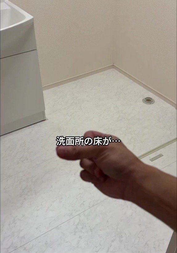洗面所の床が「タイル調の床材」で高級感のある空間に変身