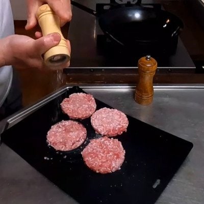 見た目も味も本格的！父が高校生息子に作る【ハンバーガー弁当】丁寧に紙に包んでポテトまで添えたお店レベルのお弁当に注目
